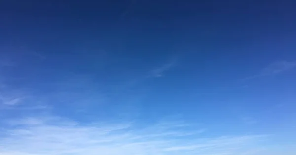 Langit Biru Yang Indah Dengan Latar Belakang Awan Awan Langit — Stok Foto