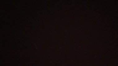 Siyah arka plan üzerine düşen kar taneleri. Düşen arka plan kar. Gece düşen kar gevreği. Siyah arka plan üzerine kar yağışı. Kış kar yağışı. Düşen kar taneleri. Kar olur arka plan