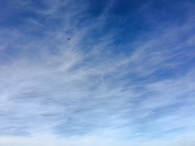 Bulutlarla kaplı güzel mavi bir gökyüzü. Gökyüzü bulutları. Bulutlu gökyüzü doğa mavi bulutlar. Bulutlu ve güneşli mavi gökyüzü.