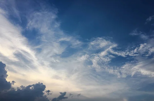 雲の背景を持つ美しい青空 空の雲 雲の天気自然雲青と空 雲と太陽の青い空 — ストック写真