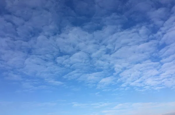 Bulutlarla Kaplı Güzel Mavi Bir Gökyüzü Gökyüzü Bulutları Bulutlu Gökyüzü — Stok fotoğraf