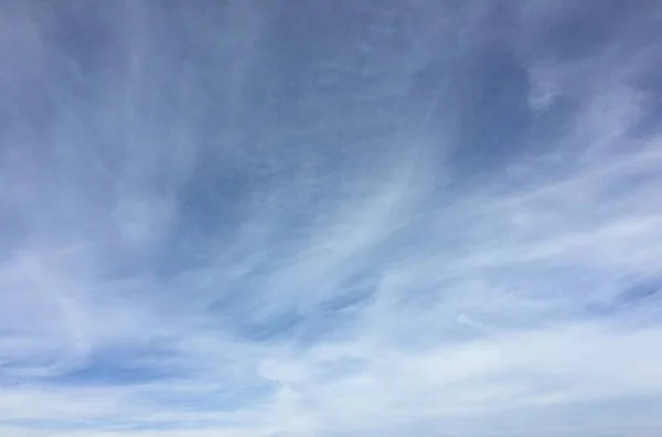 雲の背景を持つ美しい青空 空の雲 雲の天気自然雲青と空 雲と太陽の青い空 — ストック写真