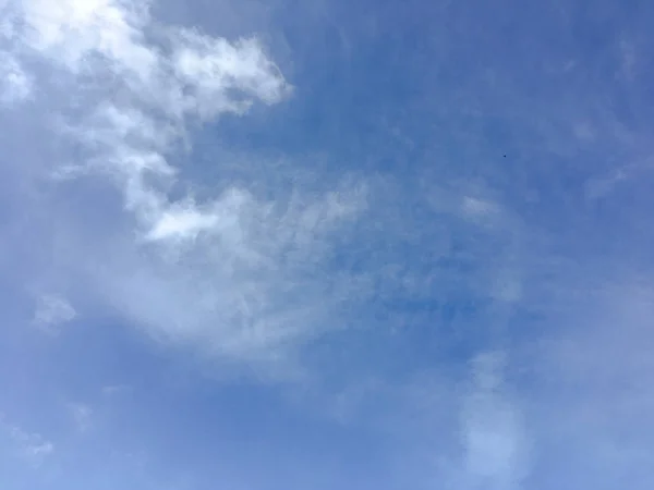 雲の背景を持つ美しい青空 空の雲 雲の天気自然雲青と空 雲と太陽の青い空 — ストック写真