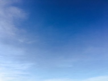 Bulutlarla kaplı güzel mavi bir gökyüzü. Gökyüzü bulutları. Bulutlu gökyüzü doğa mavi bulutlar. Bulutlu ve güneşli mavi gökyüzü.