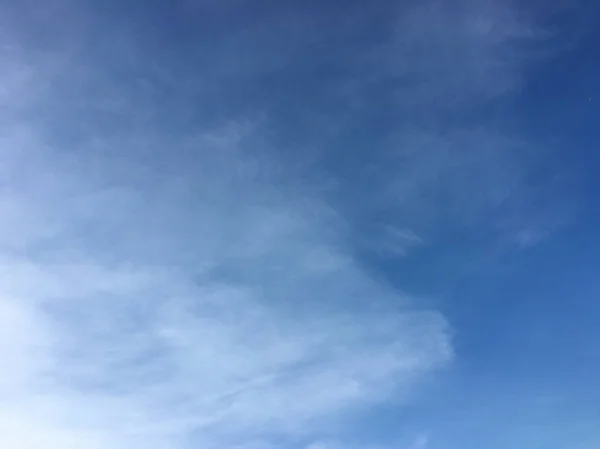 雲の背景を持つ美しい青空 空の雲 雲の天気自然雲青と空 雲と太陽の青い空 — ストック写真