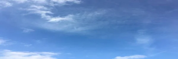 雲の背景を持つ美しい青空 空の雲 雲の天気自然雲青と空 雲と太陽の青い空 — ストック写真
