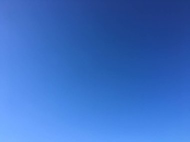 Bulutlarla kaplı güzel mavi bir gökyüzü. Gökyüzü bulutları. Bulutlu gökyüzü doğa mavi bulutlar. Bulutlu ve güneşli mavi gökyüzü.