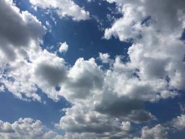 Bulutlarla kaplı güzel mavi bir gökyüzü. Gökyüzü bulutları. Bulutlu gökyüzü doğa mavi bulutlar. Bulutlu ve güneşli mavi gökyüzü.