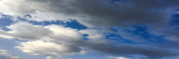 雲の背景を持つ美しい青空 空の雲 雲の天気自然雲青と空 雲と太陽の青い空 — ストック写真