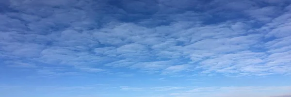 雲の背景を持つ美しい青空 空の雲 雲の天気自然雲青と空 雲と太陽の青い空 — ストック写真