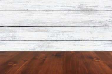 Bulanık ahşap duvarda eski kahverengi meşe masa, ahşap masa.