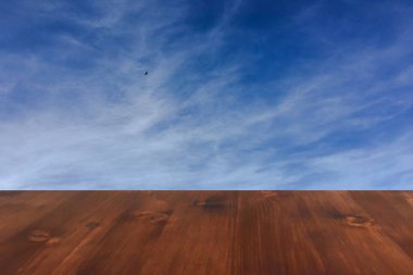 eski kahverengi meşe ahşap masa bulanık mavi gökyüzü bulutlar arka planda, ahşap masa