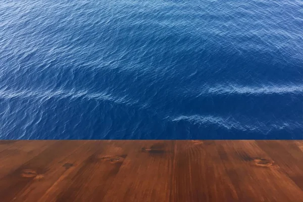 Vieille Table Terrasse Bois Chêne Brun Sur Fond Bleu Mer — Photo