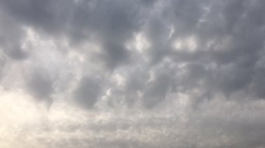 Güzel mavi gökyüzü, arka planda bulutlu bulutlu bulutlu hava bulutlu mavi gökyüzü, bulutlu ve güneşli.
