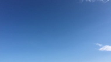 güzel mavi gökyüzü bulutlar arka plan ile. Bulut gökyüzü. Bulutlar hava doğa bulut mavi gökyüzü. Bulutlar ve güneş mavi gökyüzü