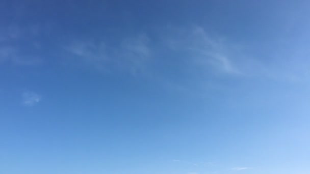 美丽的蓝天与云彩背景 云的天空 天空与云天气自然云蓝色 蓝色的天空与云和太阳 — 图库视频影像