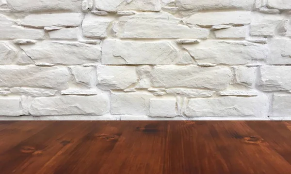 Staré hnědé dubové dřevěný stůl na zeď pozadí rozmazané bílé mytí, dřevo stůl. — Stock fotografie