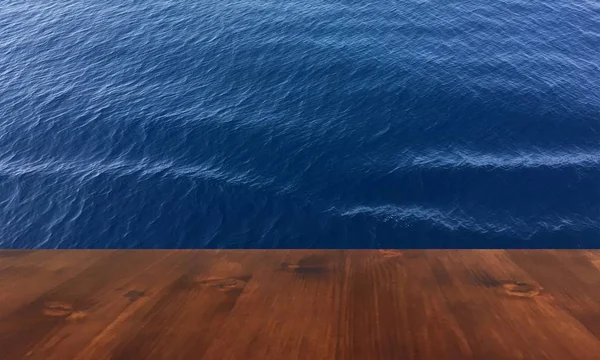 Vieille table de terrasse en bois de chêne brun sur le fond bleu de la mer, table en bois . — Photo