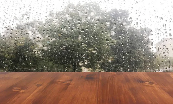 Mesa de madeira de carvalho marrom velho na gota embaçada no fundo da janela, mesa de madeira . — Fotografia de Stock