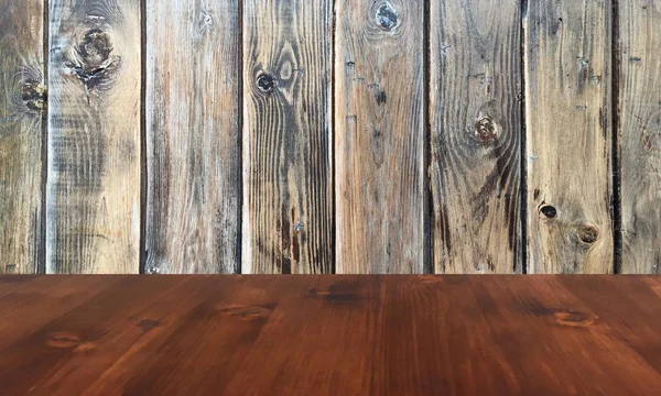Starý hnědý dubový dřevěný stůl na pozadí rozmazané dřevěné stěny, dřevěný stůl — Stock fotografie