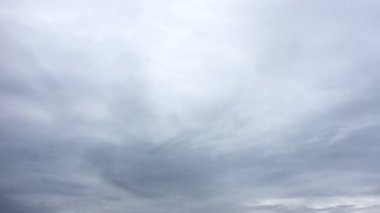 Mavi gökyüzündeki sıcak güneşte beyaz bulutlar kaybolur. Hızlandırılmış hareket bulutları, mavi gökyüzü arkaplanı ve güneş