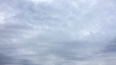 güzel fırtınalı bulutlar karanlık gökyüzü arka plan ile. Karanlık gökyüzü bulutlu, hava doğa fırtına bulutu. Hızlandırılmış hareket halinde mavi gökyüzü arka plan üzerinde karanlık fırtınalı bulutlar.