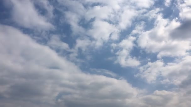 Les nuages blancs disparaissent sous le soleil chaud sur le ciel bleu. Loop dispose de nuages de mouvement de laps de temps soutenus par un beau ciel bleu. Time-lapse mouvement nuages ciel bleu fond et soleil .