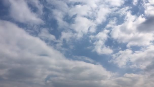 Weiße Wolken Verschwinden Der Heißen Sonne Blauen Himmel Schleife Mit — Stockvideo