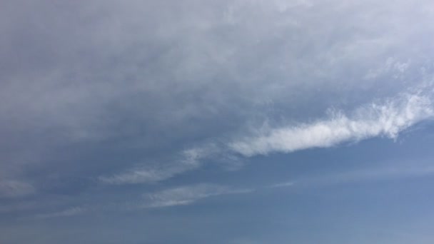 青空の背景に美しい雲 雲による空天気自然クラウドブルー雲と太陽の青空 — ストック動画