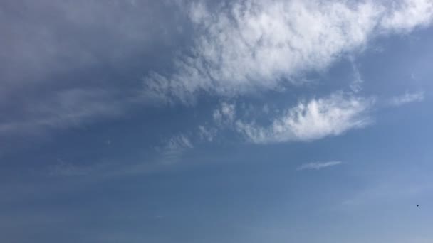 Nubes Blancas Desaparecen Sol Caliente Cielo Azul Nubes Movimiento Lapso — Vídeo de stock