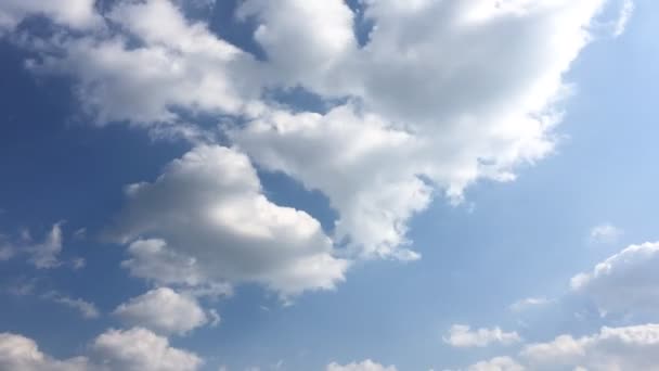 白云消失在蓝天的烈日下 时间流逝的云彩 蓝天背景和太阳 — 图库视频影像