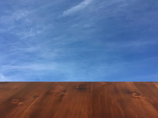 Vieja mesa de madera de roble marrón en el cielo azul borroso nubes fondo, mesa de madera — Foto de Stock