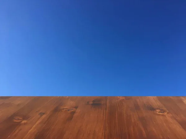 Vieja mesa de madera de roble marrón en el cielo azul borroso nubes fondo, mesa de madera — Foto de Stock