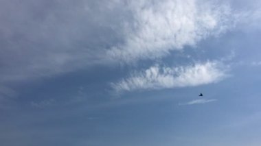 mavi gökyüzü arka plan ile güzel bulutlar. Bulutlar hava doğa bulut mavi ile gökyüzü. Bulutlar ve güneş ile mavi gökyüzü.