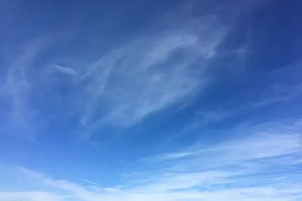 Moln, himmelsblå bakgrund. molnblå himmel — Stockfoto