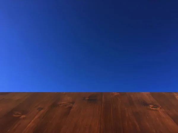 Vieille table en bois de chêne brun sur le fond bleu ciel nuages, table en bois — Photo