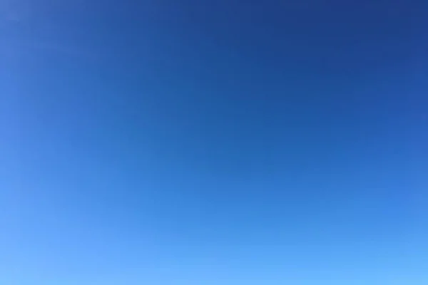 雲、スカイブルーの背景。雲の青い空と太陽 — ストック写真