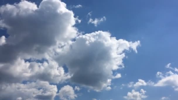 Vita Moln Försvinner Den Heta Solen Blå Himmel Time Lapse — Stockvideo