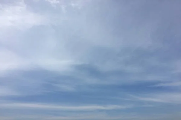 Nuvens, céu fundo azul. céu azul nuvem . — Fotografia de Stock