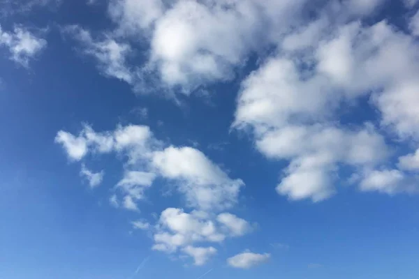 Nuvens, céu fundo azul. céu azul nuvem . — Fotografia de Stock