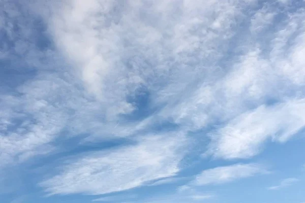 Wolken, blauer Himmel. wolkenblauer Himmel. — Stockfoto