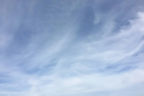 Nuvens, céu fundo azul. céu azul nuvem . — Fotografia de Stock