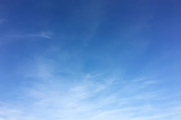 Nuvens, céu fundo azul. céu azul nuvem . — Fotografia de Stock