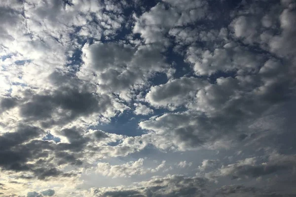 Nuvole, sfondo azzurro cielo. cielo e sole blu nuvola . — Foto Stock