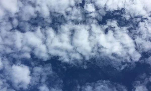 雲空の青の背景。雲青い空. — ストック写真