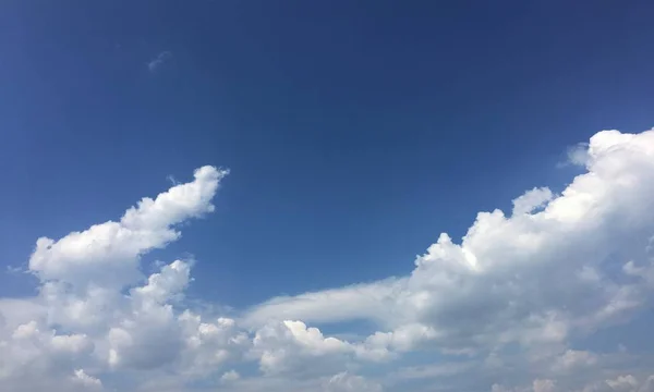 雲空の青の背景。雲青い空. — ストック写真