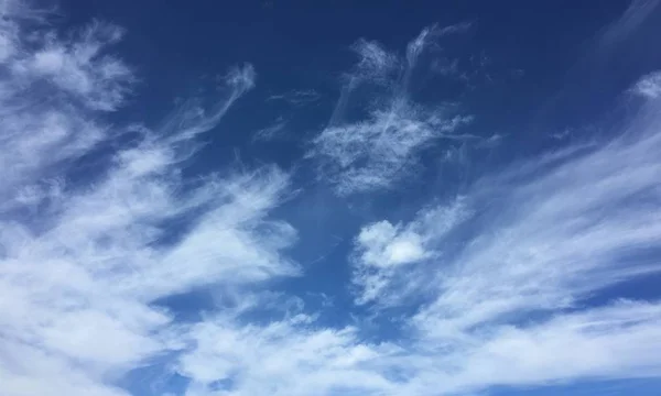 Nuvens, céu fundo azul. céu azul nuvem . — Fotografia de Stock