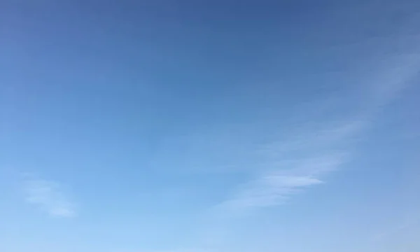 Облака, голубой фон. голубое небо . — стоковое фото