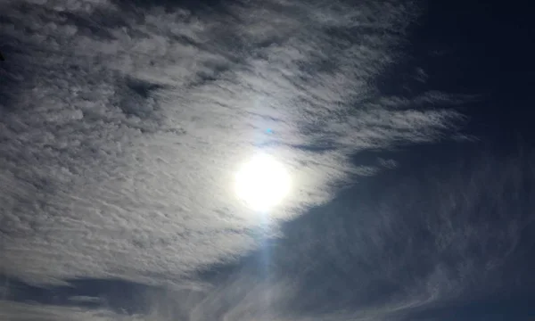 Nuvens, céu fundo azul. céu azul nuvem e sol . — Fotografia de Stock