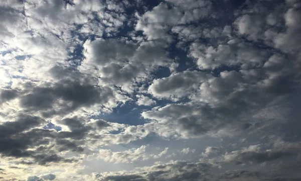 Σύννεφα, γαλάζιο φόντο. σύννεφο μπλε ουρανό και τον ήλιο. — Φωτογραφία Αρχείου